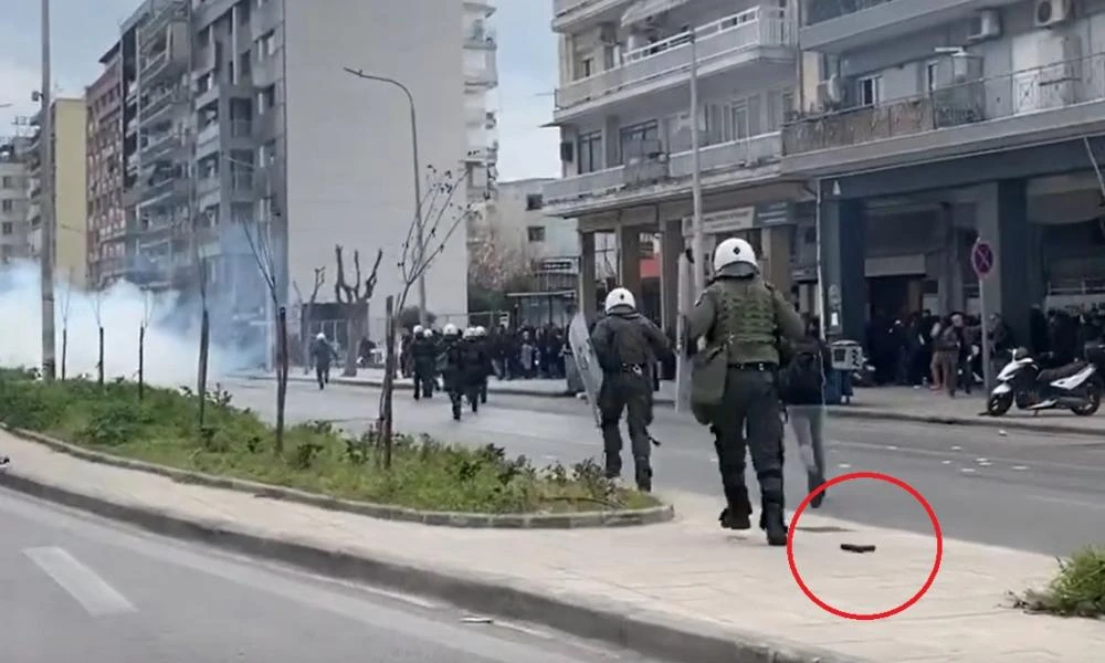 Θεσσαλονίκη: Έπεσε όπλο αστυνομικού κατά τη διάρκεια επεισοδίων